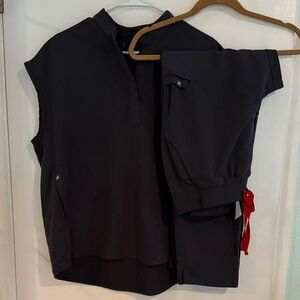 Figs Charcoal Scrub Set